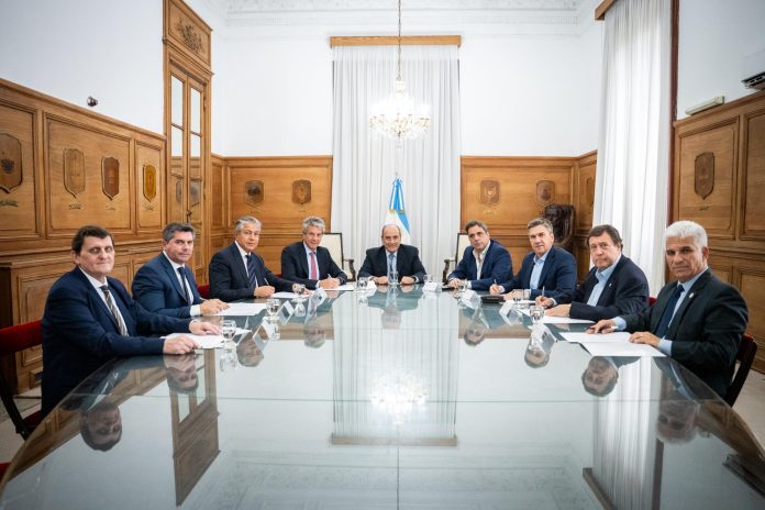 El Gobierno inició contactos informales con los gobernadores y se activan las gestiones para acordar una mesa federal