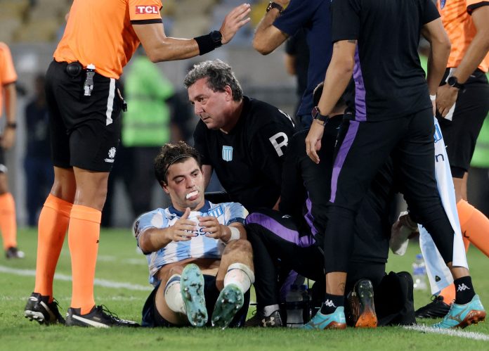 El tremendo codazo de Marcos Rojo que dejó KO a su compañero Santiago Sosa sobre el final de Flamengo-Racing
