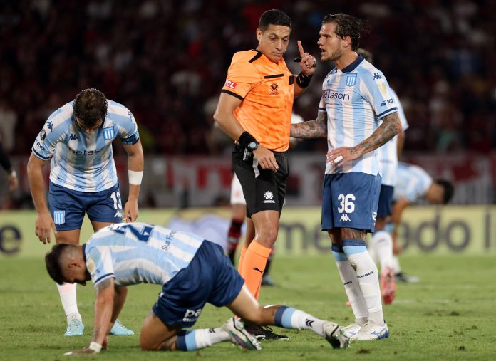 La explicación detrás del particular atuendo del árbitro Jesús Valenzuela en Flamengo-Racing que desató una ola de memes