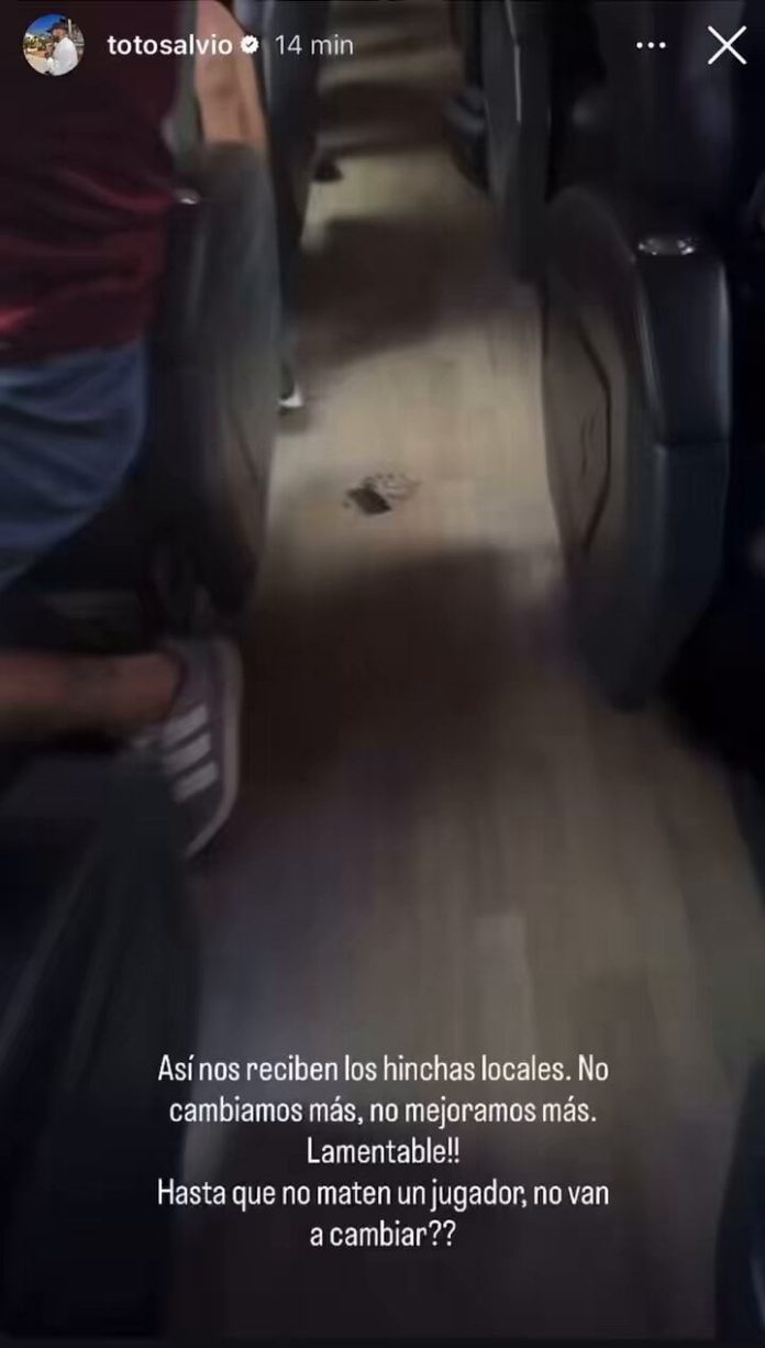 Los videos de los piedrazos al micro de Lanús antes de la semifinal de la Copa Sudamericana ante la U de Chile: “No cambiamos más”