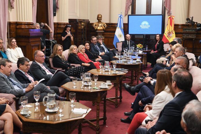 DNU: la oposición aprovechó una visita del presidente del Senado español para reclamar mayores restricciones