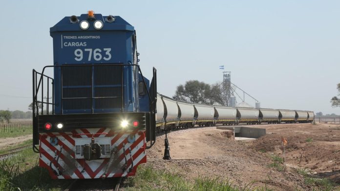 El Gobierno está cerca de iniciar la primera privatización: los sectores que pujan y la millonaria inversión