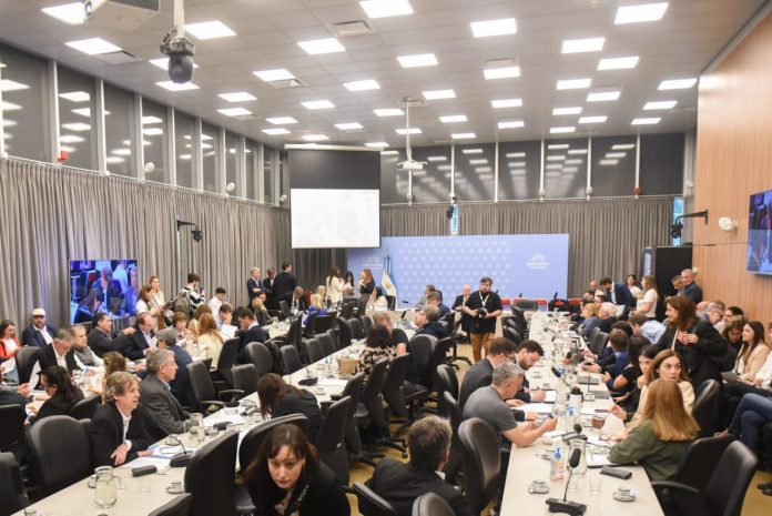 El Gobierno gana tiempo en el Congreso y mueve fichas en el delicado tablero de la interna y de los socios