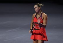 El increíble video de una figura del tenis nadando entre tiburones que recorre el mundo: “Un día más en la vida”