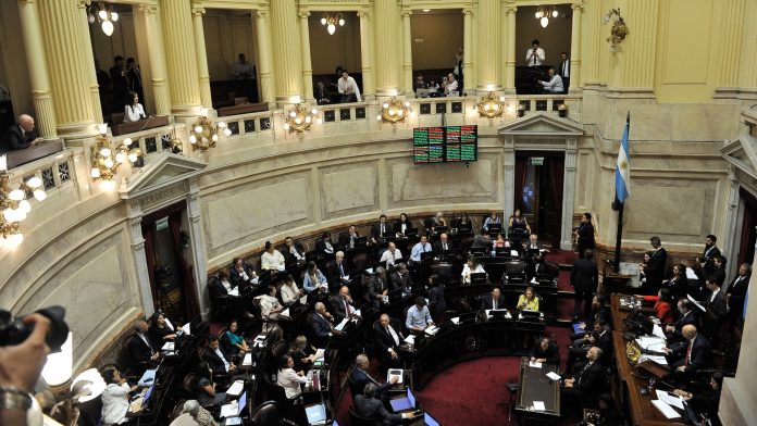 El sugestivo guiño del kirchnerismo al Gobierno en el Senado desconcertó y preocupó a los bloques dialoguistas