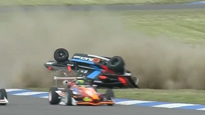 Escalofriante accidente en la Fórmula 3 de Argentina: el coche salió despedido por el aire en la última vuelta y suspendieron la carrera