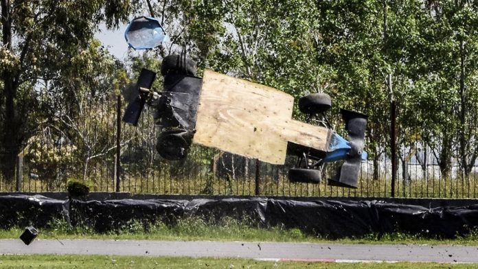 Espeluznante accidente en una carrera en La Plata: “Salí a dar una vuelta y di como cuatro, el auto no sirve más”