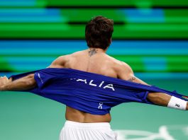Levantó siete match points, rompió su camiseta y consoló a su rival: la épica clasificación de Italia a la final de la Copa Davis