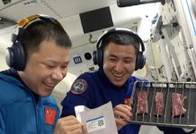 Master Chef orbital: astronautas chinos cocinaron pollo y carne al horno en la estación espacial