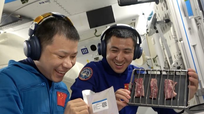 Master Chef orbital: astronautas chinos cocinaron pollo y carne al horno en la estación espacial