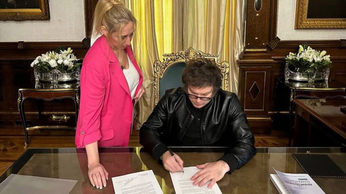 Milei firmó el DNU que traspasó las competencias entre ministerios y reordenó el Gobierno