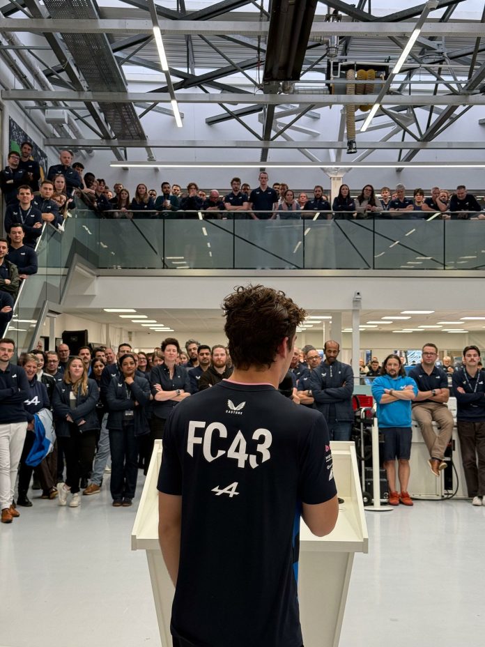 “Un equipo”: Franco Colapinto visitó la fábrica de Alpine para hablar con los empleados