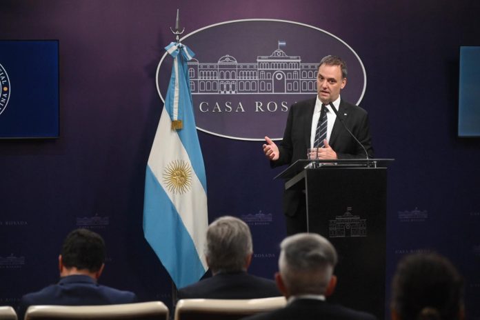 Adorni hará su última conferencia del año: cambios en Migraciones y una nueva obra social para las Fuerzas Armadas y de Seguridad