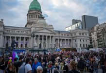 Con el impulso de Grabois, esta noche habrá una masiva mesa navideña frente al Congreso: “Esperamos a 5 mil personas”