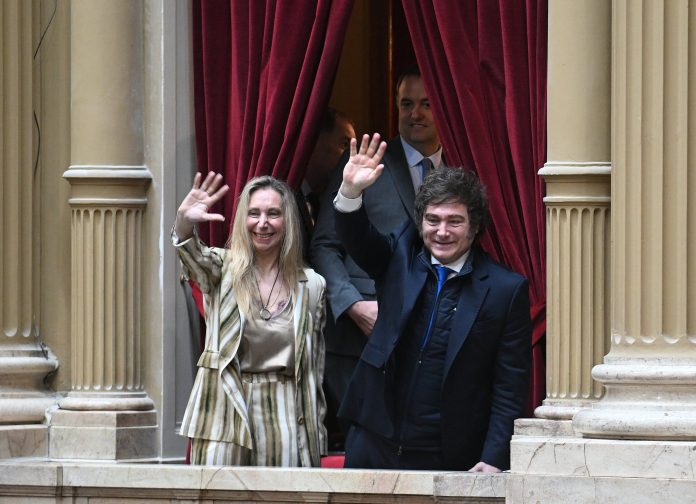 El festejo tribunero de Milei y las limitaciones del “pacman” violeta en el Congreso