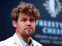 El momento de furia de la estrella del ajedrez Magnus Carlsen tras perder una partida en el Mundial de Qatar