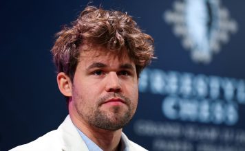 El momento de furia de la estrella del ajedrez Magnus Carlsen tras perder una partida en el Mundial de Qatar