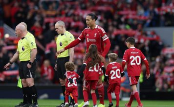 El tierno momento de Van Dijk con los hijos de Diogo Jota: el emotivo homenaje de los hinchas del Liverpool y Wolverhampton