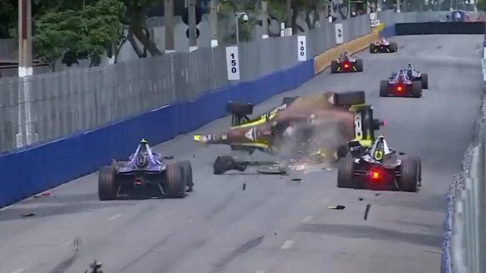 Impactante accidente en la Fórmula E: un auto impactó a otros dos y dio varias vueltas en el aire