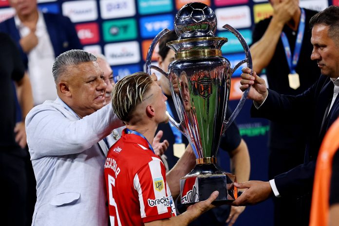 La entrega de premios a Estudiantes de La Plata tras el título de campeón del Torneo Clausura