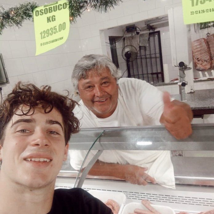 Las fotos virales de Franco Colapinto durante sus vacaciones en Argentina: la selfie en la carnicería y la postal con una chocolatada