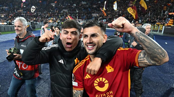 Leandro Paredes causó furor en el acto de egresados de su hija: su gesto con una niña en problemas que se hizo viral