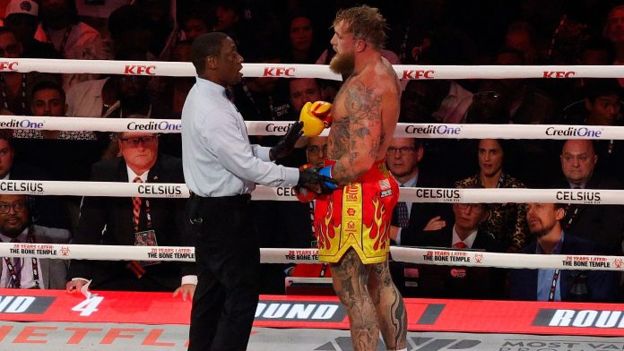 “Los fanáticos no pagaron para ver esta basura”: la dura advertencia del árbitro a Jake Paul durante la pelea con Anthony Joshua
