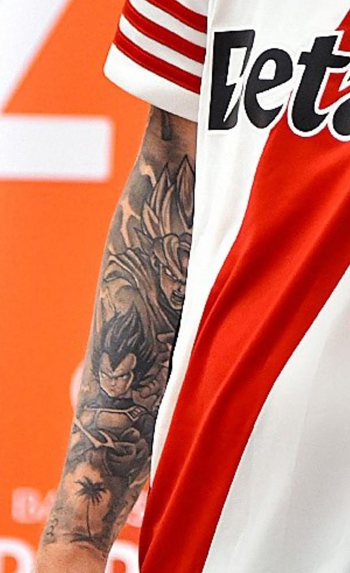 Los tatuajes de Aníbal Moreno que revolucionaron a los hinchas de River: un famoso animé y tres personajes de El Chavo del 8