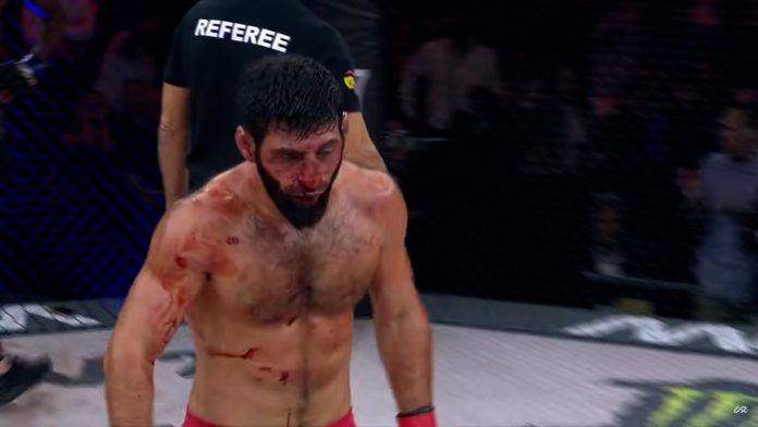 Polémica en una pelea de un evento de MMA que promocionó Cristiano Ronaldo: un luchador sufrió un salvaje castigo y se desvaneció