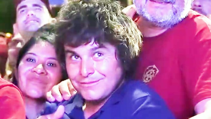 “Se parece a mí”: Javier Milei se sorprendió con un seguidor y le regaló un mameluco de YPF