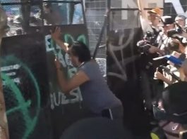 Tensión entre manifestantes y la policía afuera del Congreso mientras se debate el Presupuesto 2026