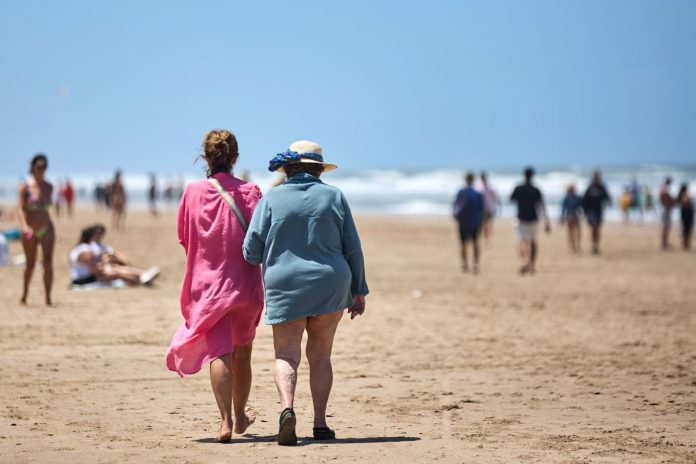 Cómo activar el “modo sombrilla a lunares” de WhatsApp