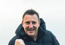 Compró al club “después de estar cuatro días bebiendo” y prometió un viaje de fiesta a su equipo tras la mayor sorpresa en la historia de la FA Cup