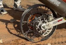 Destrozó su rueda, se negó a abandonar y decidió seguir adelante sin neumático: el video viral que expone las exigencias del Rally Dakar