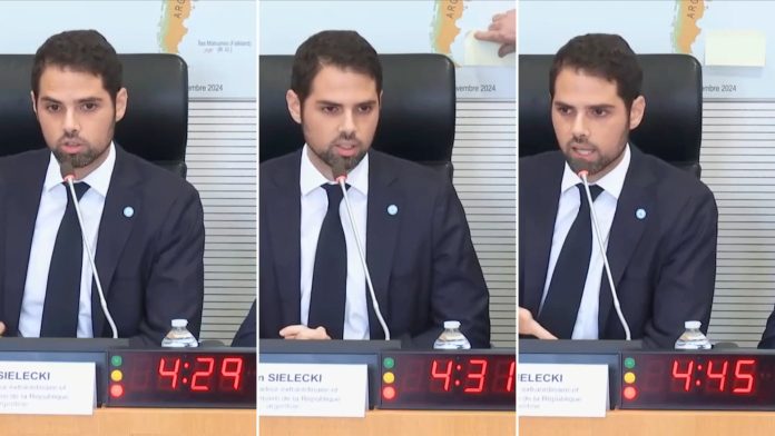 El embajador argentino en Francia pidió que taparan un mapa que reconocía a las Islas Malvinas como británicas durante un discurso en el Parlamento