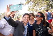 Kicillof asume el rol de líder en las recorridas de verano y saca ventaja en el PJ como candidato del 2027