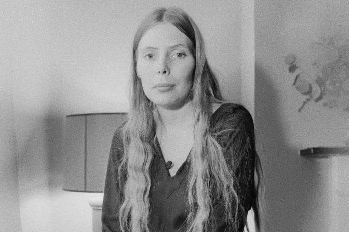La canción que influenció la música y el canto de Joni Mitchell: «La escuchaba una y otra vez»