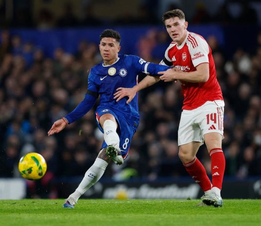 La feroz reacción de Enzo Fernández tras la derrota del Chelsea ante Arsenal: tomó del cuello a un rival y tuvieron que separarlo