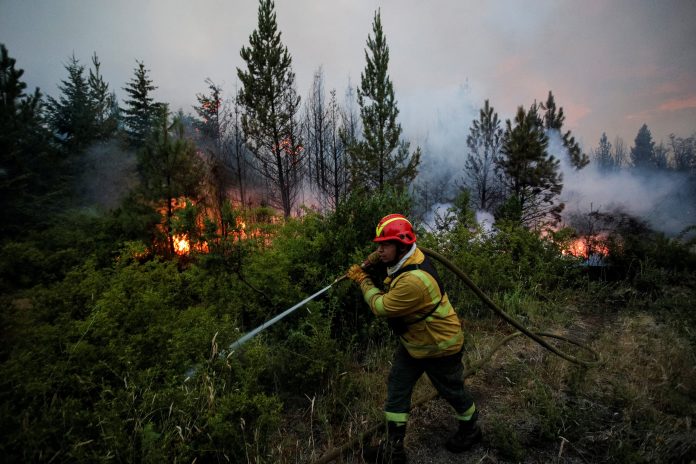 La oposición presiona para aumentar los recursos destinados a combatir los incendios en la Patagonia