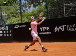 La promesa del tenis argentino que mide casi 2 metros y usa un golpe en peligro de extinción: “Siempre miré mucho a Federer y a Del Potro”