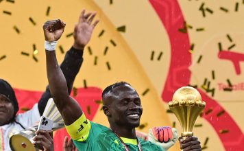 Parcelas exclusivas, distinciones de máximo rango y miles de dólares: los increíbles premios del presidente de Senegal al plantel