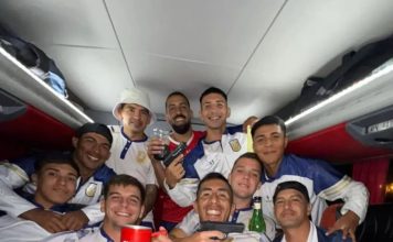 Polémica en el ascenso argentino por la foto de los futbolistas que celebraron el pase a la final con dos pistolas: “Ni cuenta nos dimos”