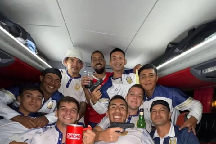 Polémica en el ascenso argentino por la foto de los futbolistas que celebraron el pase a la final con dos pistolas: “Ni cuenta nos dimos”