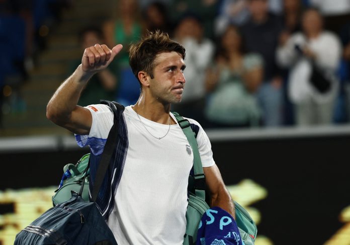 Tomás Etcheverry dio batalla contra el 10° del mundo, pero cayó y se despidió en la tercera ronda del Australian Open