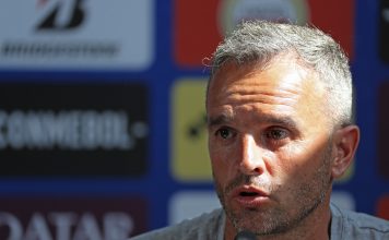 Escándalo con un entrenador argentino que fue expulsado tras un VAR improvisado con su celular: “Me cansé de que me roben, es una vergüenza”