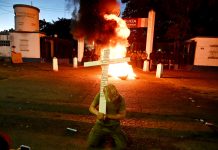 Quema de gomas y “sirenazos” en Santa Fe: se agrava el conflicto entre la policía y el Gobinero provincial